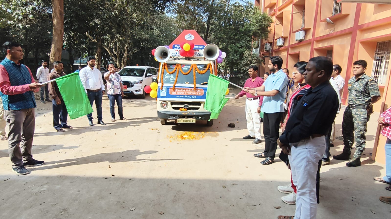 ପlଣି ପଞ୍ଚାୟତ  ଜନସଚେତନତା  ରଥ ଶୁଭାରମ୍ଭ କଲେ ଜିଲ୍ଲାପାଳ l