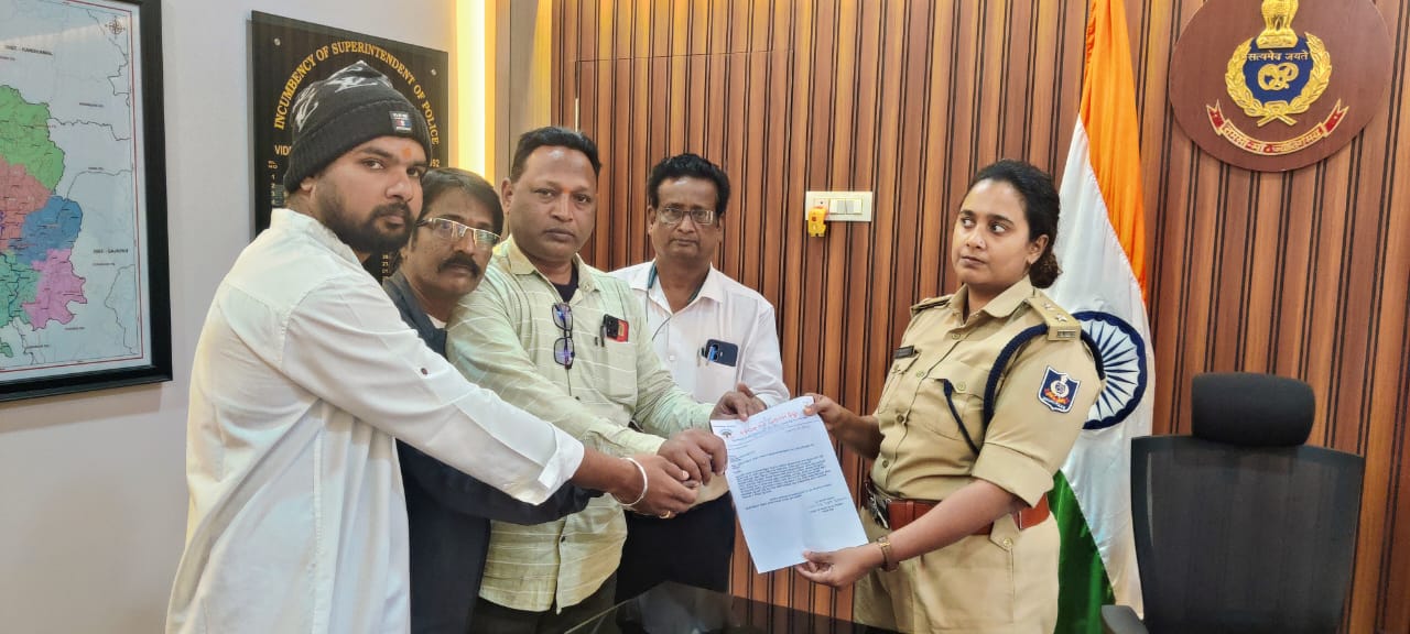 ରାୟଗଡ଼ା ଜିଲ୍ଲାରେ ଅବୈଧ ବାଂଲାଦେଶୀ ଅନୁପ୍ରବେଶ କାରୀଙ୍କ ବିରୁଦ୍ଧରେ ବିଶ୍ୱ ହିନ୍ଦୁ ପରିଷଦ ବଜରଙ୍ଗ ଦଳ ଏସପିଙ୍କୁ ଦେଲେ ଦାବିପତ୍ର ।