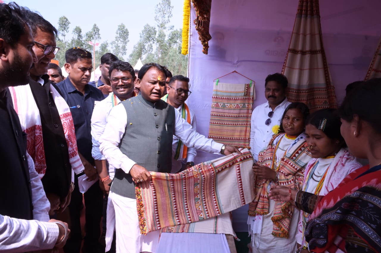 ରାୟଗଡାରେ ସୁଭଦ୍ରା ଶକ୍ତିମେଳା ଉଦ୍‌ଘାଟନ କଲେ ଓଡ଼ିଶା ମୁଖ୍ୟମନ୍ତ୍ରୀ, ୮୦% ସ୍ଥାନୀୟ ନିଯୁକ୍ତି ନଥିଲେ ଶିଳ୍ପକୁ NOC ନୁହେଁ; ମେଡିକାଲ କଲେଜ ପ୍ରସ୍ତାବ ପାଇପ୍ଲାଇନ୍‌ରେ