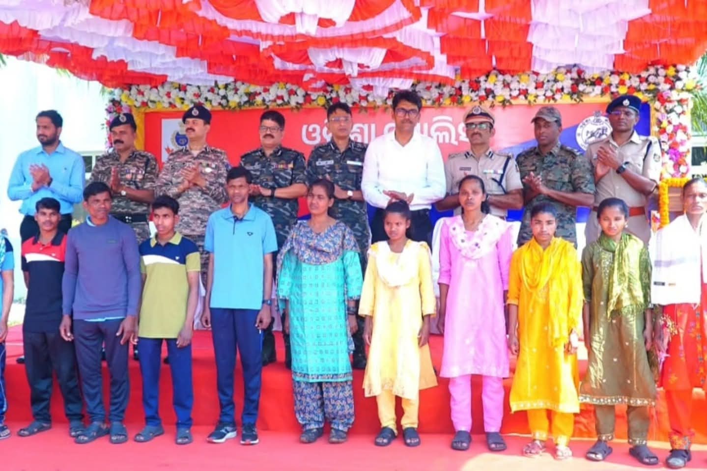 ରାୟଗଡ଼ା ପୁଲିସ୍ ସମ୍ମୁଖରେ ୧୫ ମାଓବାଦୀଙ୍କ ଐତିହାସିକ ଆତ୍ମସମର୍ପଣଶୀର୍ଷ ନେତୃତ୍ୱ ସହ ବହୁ ଅସ୍ତ୍ର-ଗୁଳି ଜମା, ସଂଗଠନକୁ ବଡ଼ ଝଟକା