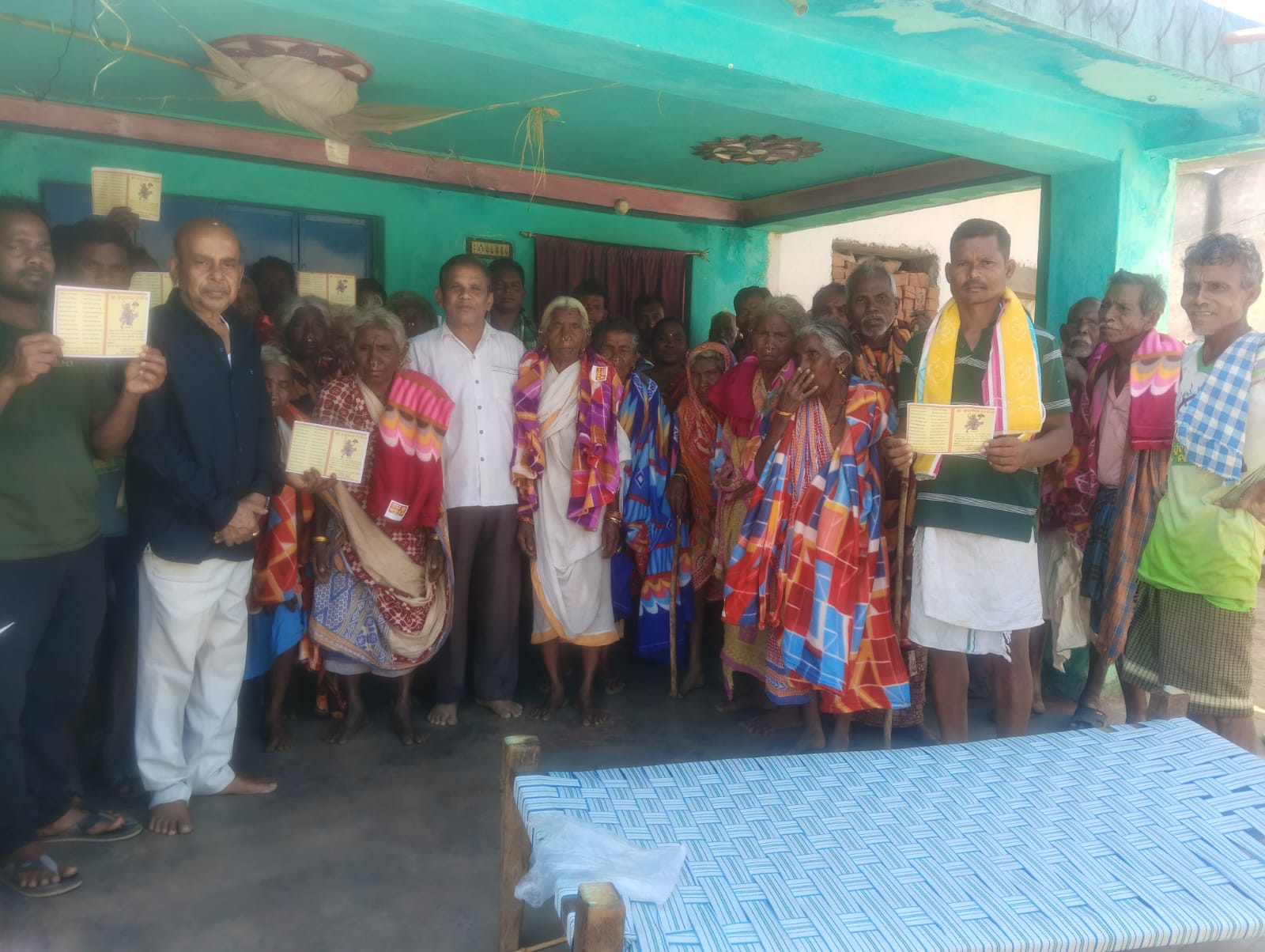 ଶୀତ ବସ୍ତ୍ର ଓ ହନୁମାନ ଚାଳିଶା ବଣ୍ଟନ।