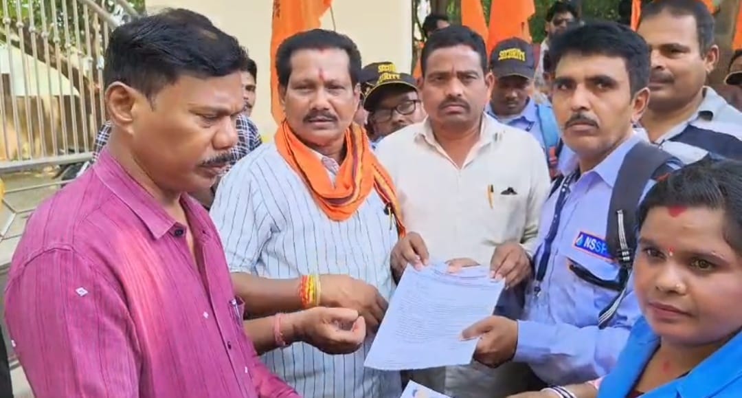 ଭାରତୀୟ ମଜଦୂର ସଂଘ ର ଅଲ ଓଡ଼ିଶା ହସ୍ପିଟାଲ କର୍ମଚାରୀ ସଙ୍ଘ ପକ୍ଷରୁ ବିଭିନ୍ନ ଦାବିକୁ ନେଇ ଜିଲ୍ଲାପାଳଙ୍କୁ ଏବଂ ଜିଲ୍ଲା ମୁଖ୍ୟ ଚିକିତ୍ସା ଅଧିକାରୀଙ୍କୁ ଦାବିପତ୍ର ପ୍ରଦାନ